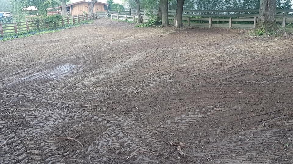 Działka po niwelacji — równy, ugnieciony grunt