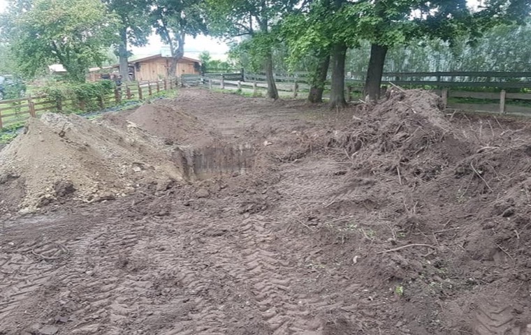 Teren po karczowaniu i zdjęciu darni, przygotowany do wyrównania