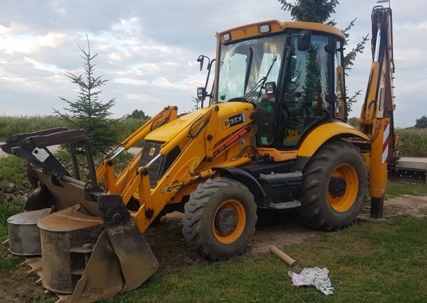 Koparko-ładowarka JCB 3CX na placu budowy
