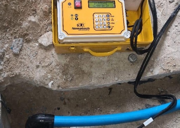 Zgrzewarka elektrooporowa Nowatech podłączona do rury PE w wykopie